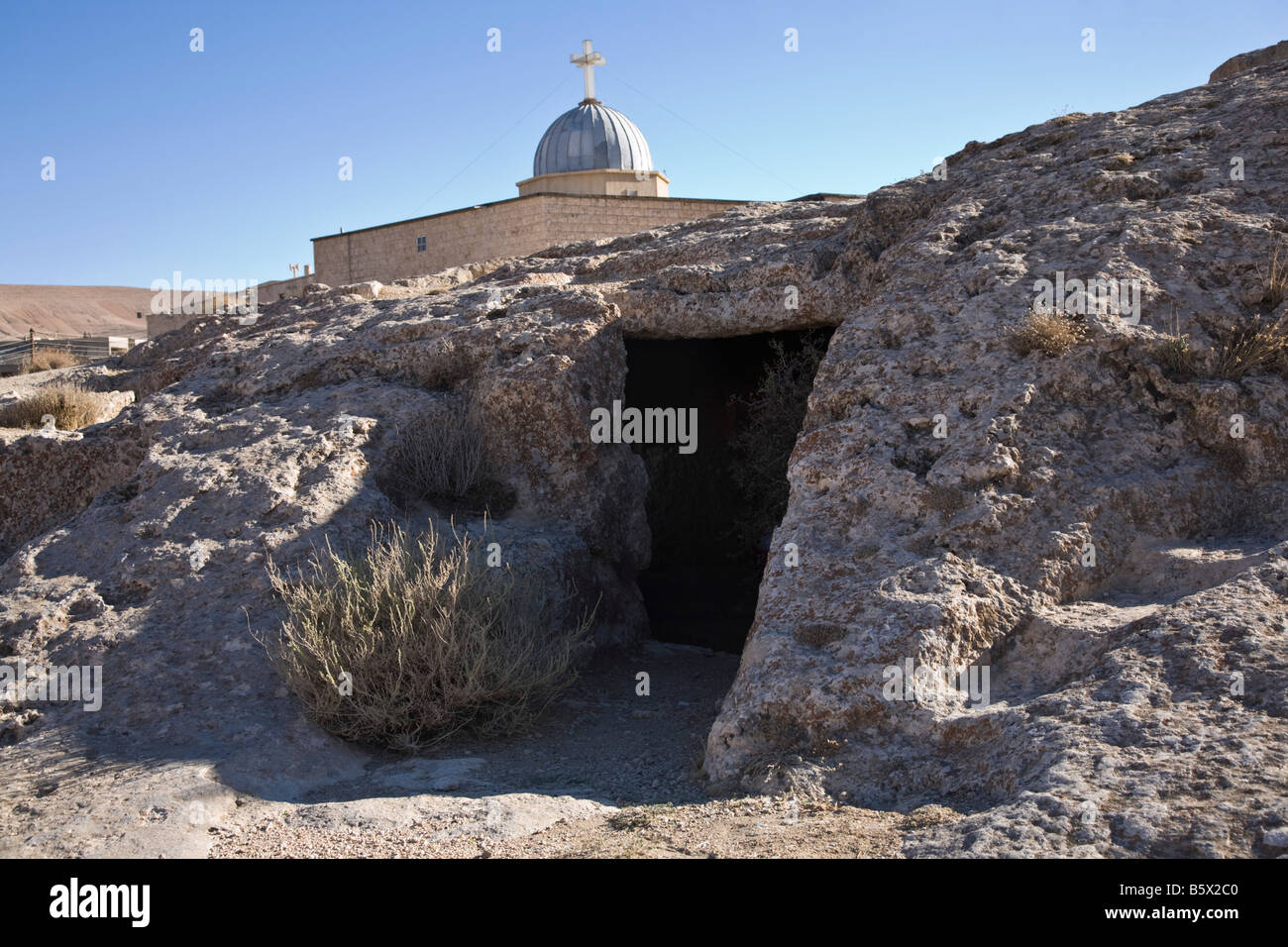 Chiesa di Saint Serge e San Bacco con grotta abitazione in fo. "Ayn a Tīnah, Maalula, Rif-dimashq, Siria. Foto Stock