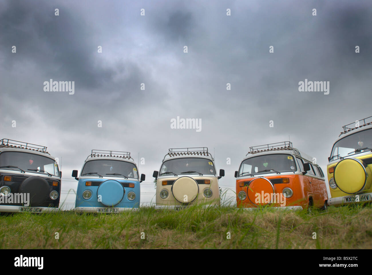 5 VW camper allineati in fila Foto Stock