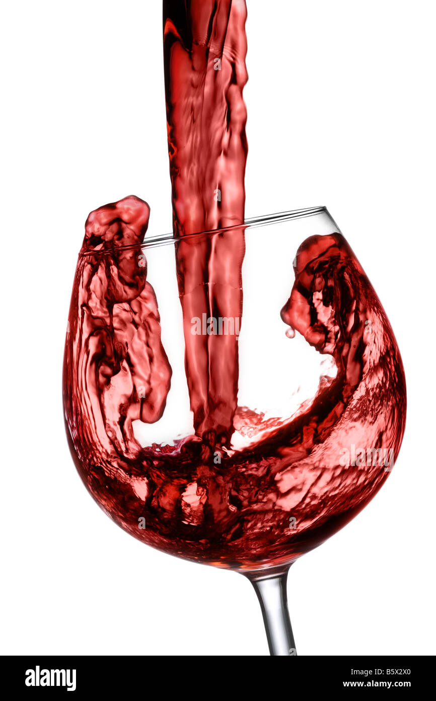 Versando un bicchiere di vino rosso intaglio isolato su sfondo bianco Foto Stock