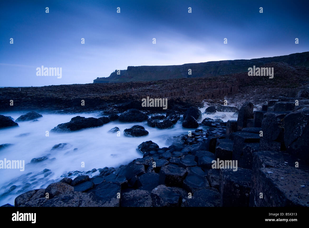 Paesaggio irlandese immagine del mare in tempesta al Giants Causeway, County Antrim, Irlanda del Nord Foto Stock