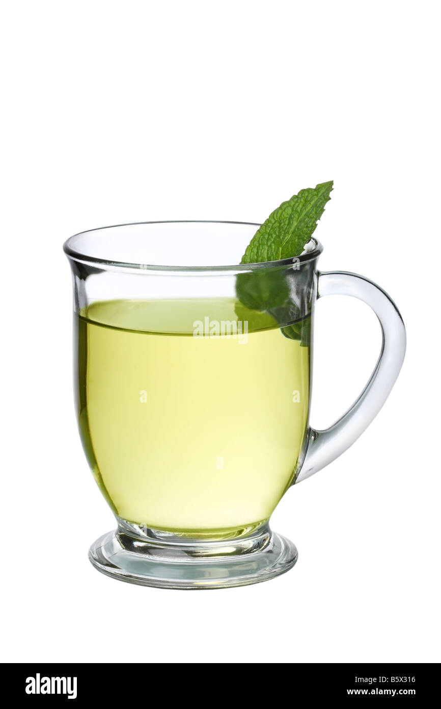 Il tè verde con foglia di menta intaglio isolato su sfondo bianco Foto Stock