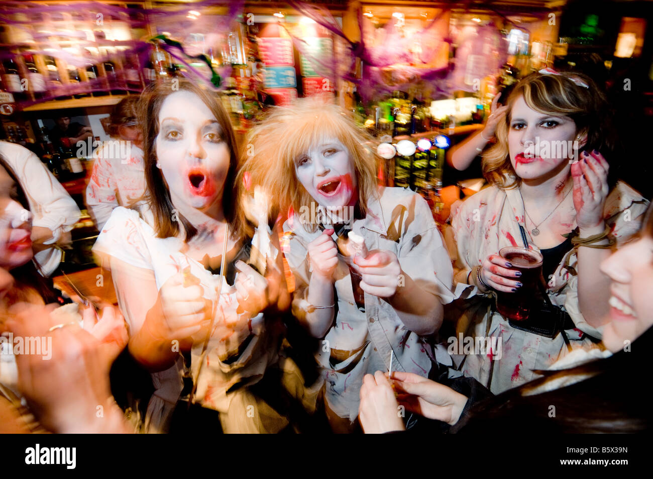 Gruppo di Aberystwyth studenti universitari in costume nella notte di Halloween 31 ottobre 2008 avendo divertimento bere in un bar, Regno Unito Foto Stock