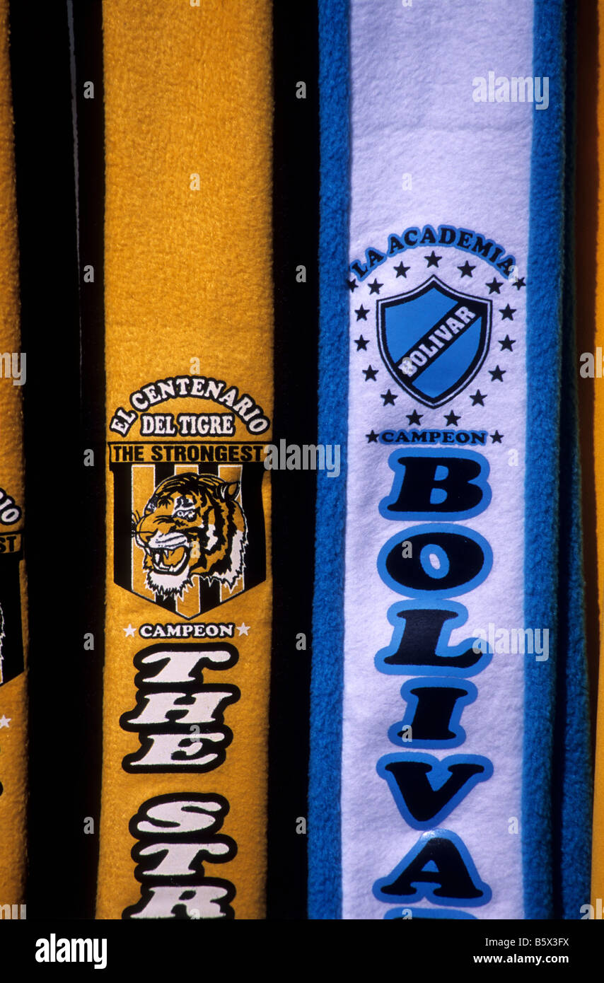 Bolivar e il più forte sciarpe in vendita per La Paz derby partita di calcio, Bolivia Foto Stock