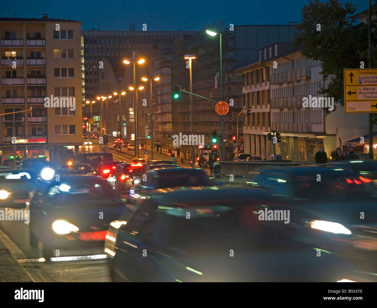 Street vicino a case con semaforo con bus e autovetture per la notte nel centro città di Francoforte am Main Hesse in Germania Foto Stock