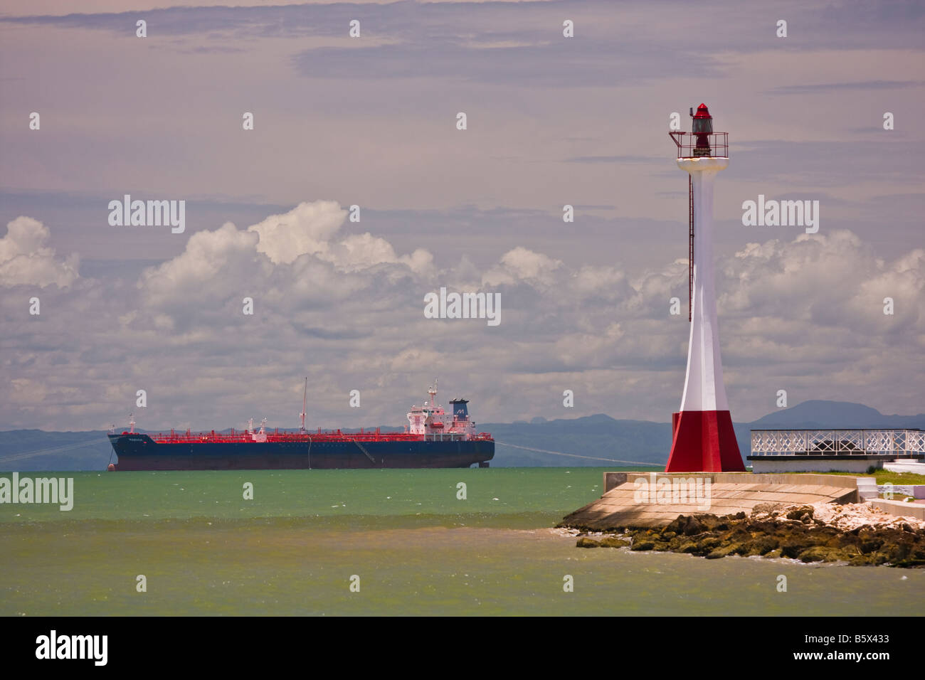 BELIZE CITY BELIZE petroliera nave e Fort George faro nel porto di Belize Foto Stock