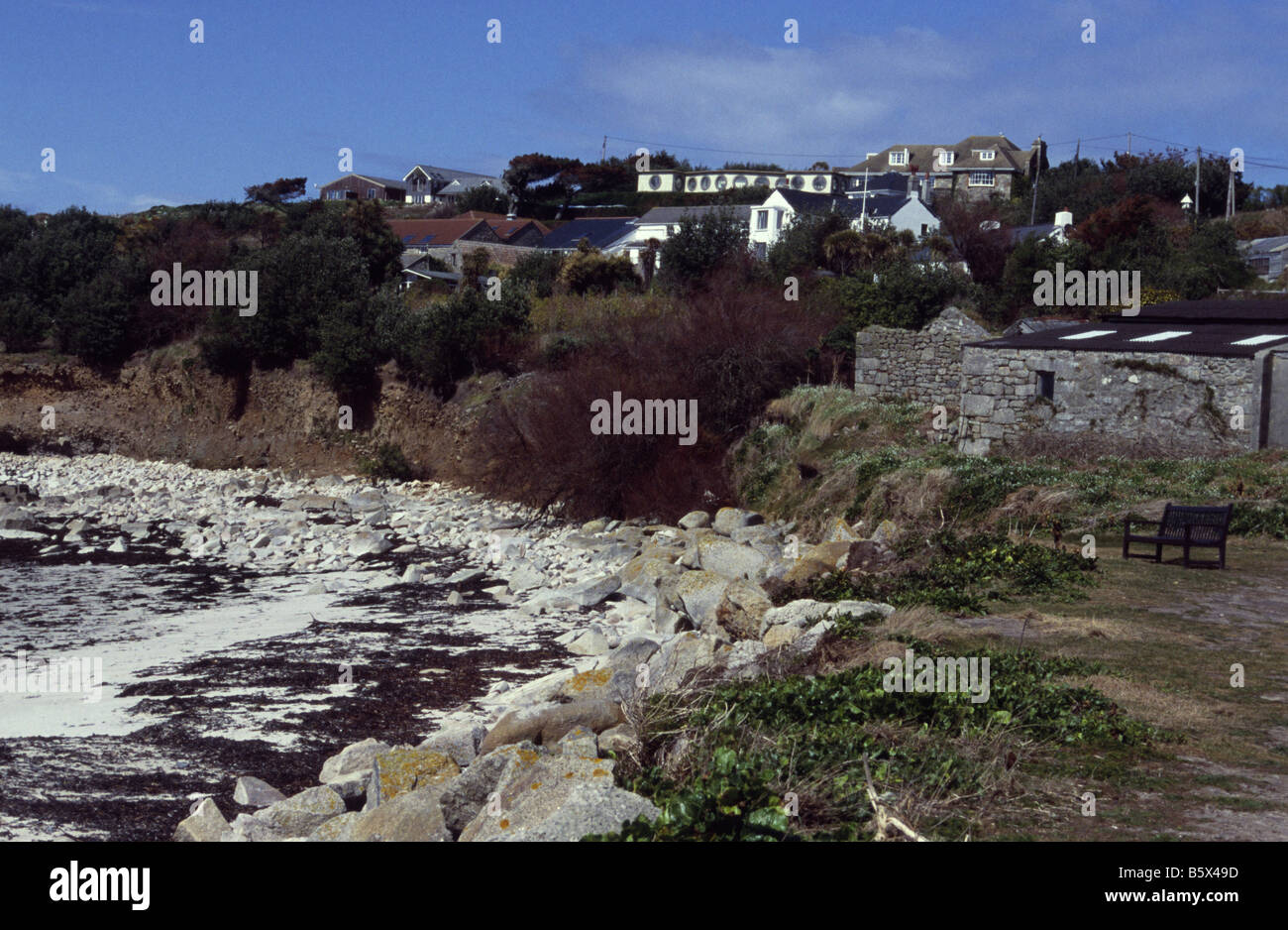 Sul lungomare nei pressi della città vecchia di St Marys Isole Scilly Cornwall Regno Unito Foto Stock