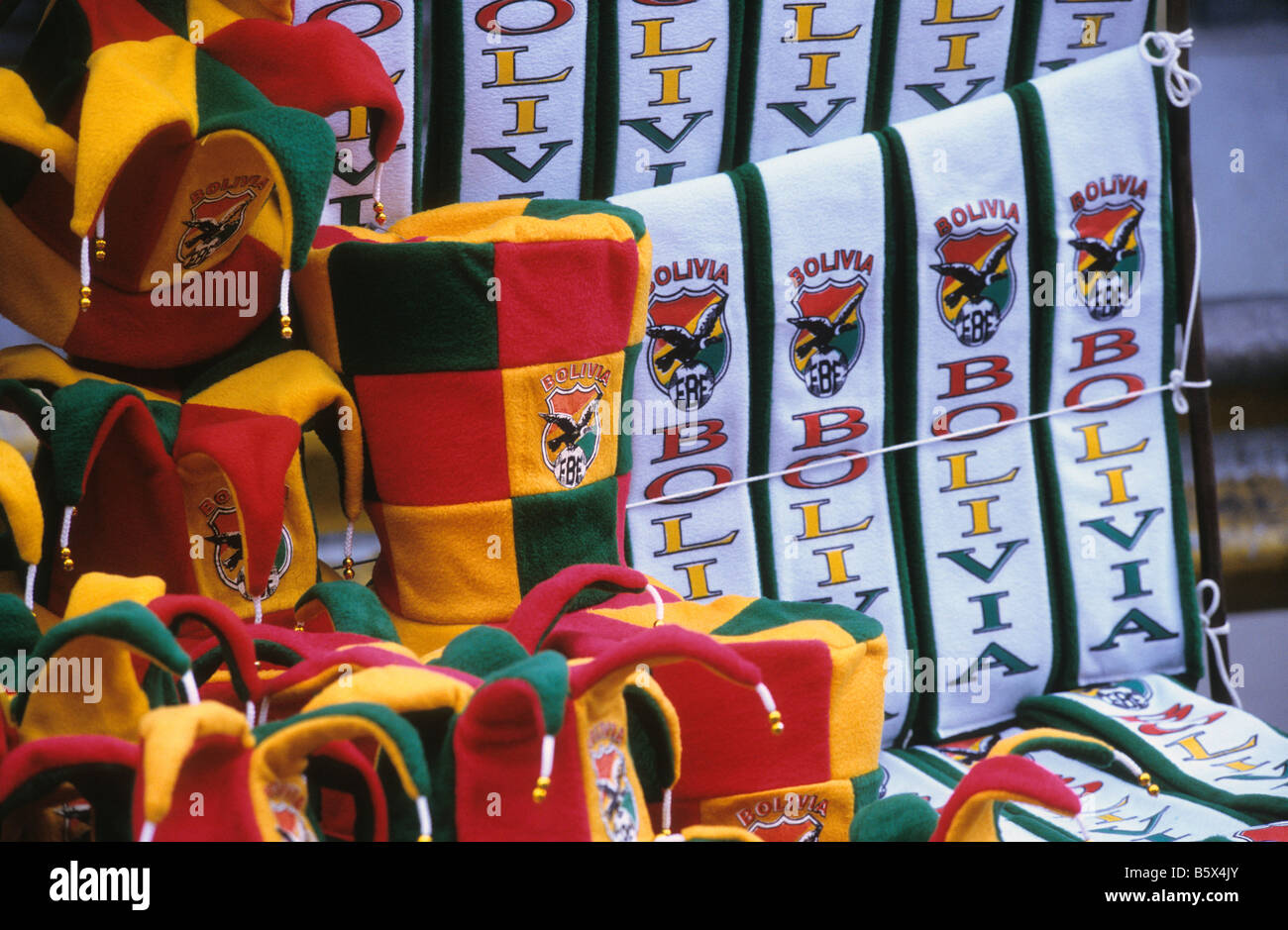 Cappelli e sciarpe della nazionale boliviana in vendita prima di una partita di calcio internazionale, la Paz, Bolivia Foto Stock