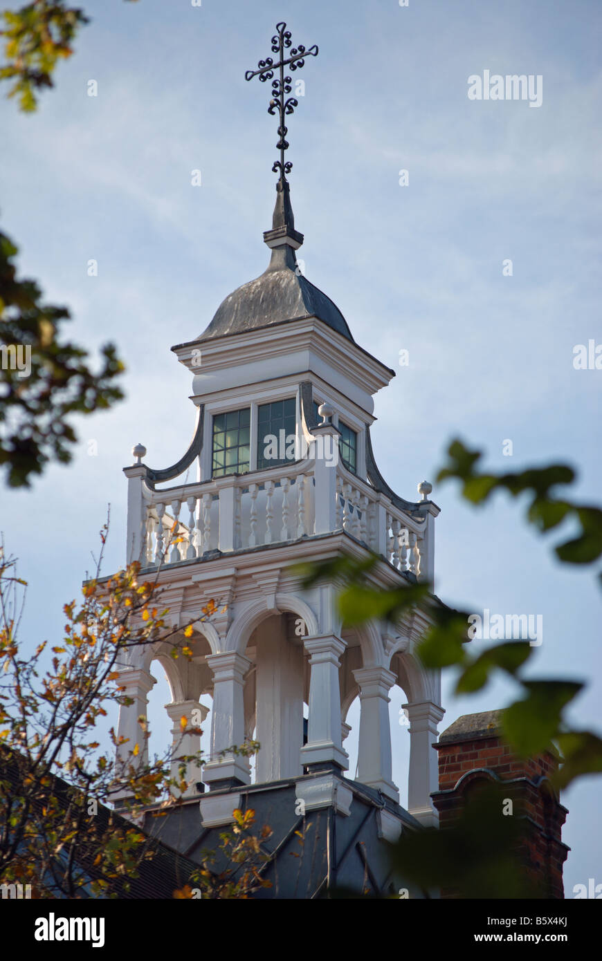 Torre della chiesa di San Michele e tutti gli angeli, Bedford Park, Chiswick, Londra, Inghilterra Foto Stock