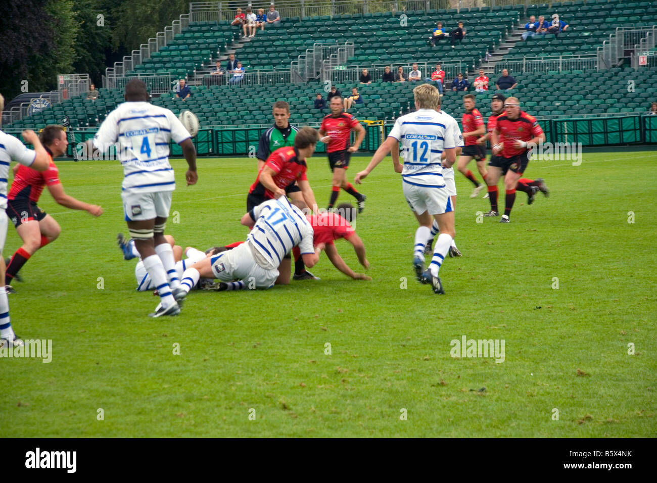 Gli uomini di giocare una partita di rugby in città di Bath Somerset Inghilterra Foto Stock