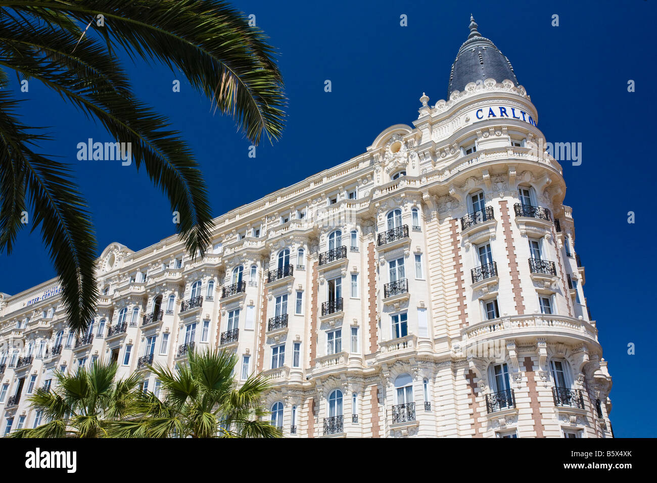 Facciata Hotel sul lungomare di Cannes, Boulevard Croissette, Cote d Azur, Francia Foto Stock