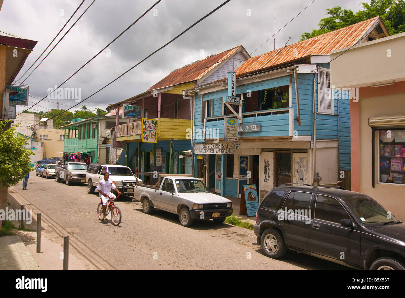 SAN IGNACIO, il Belize - Scene di strada con la bicicletta su ustioni Avenue. Foto Stock