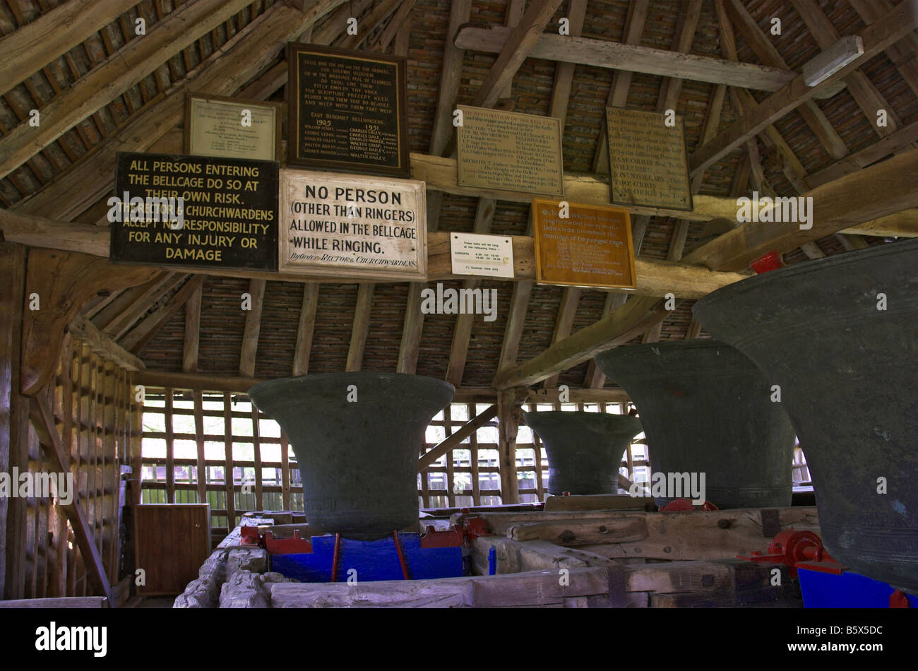 Le campane della chiesa nella campana gabbia a St Marys Chiesa a East Bergholt in Suffolk Foto Stock