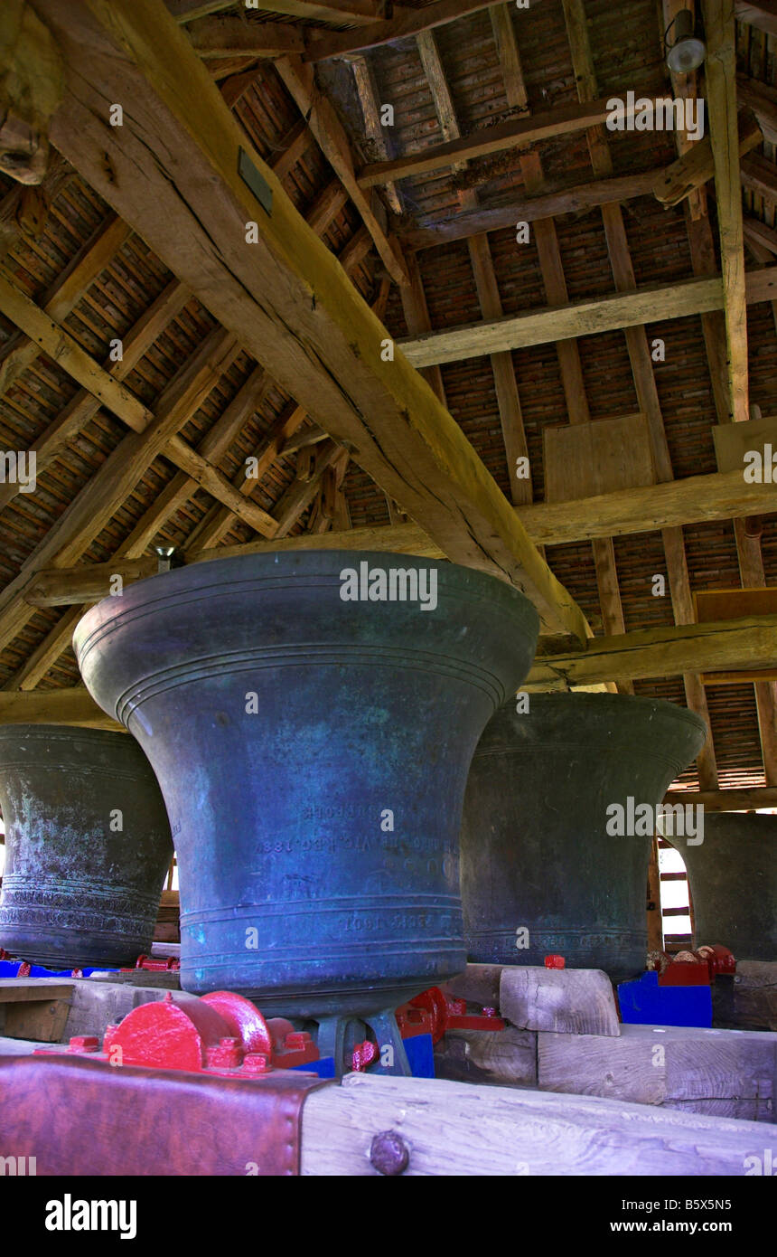 Le campane della chiesa nella campana gabbia a St Marys Chiesa a East Bergholt in Suffolk Foto Stock