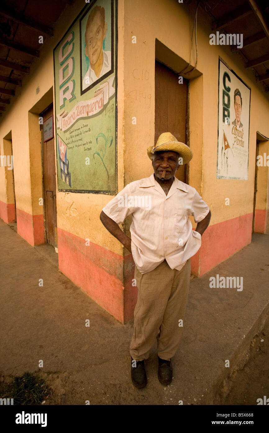 Anziani uomo cubano con sigaro Foto Stock