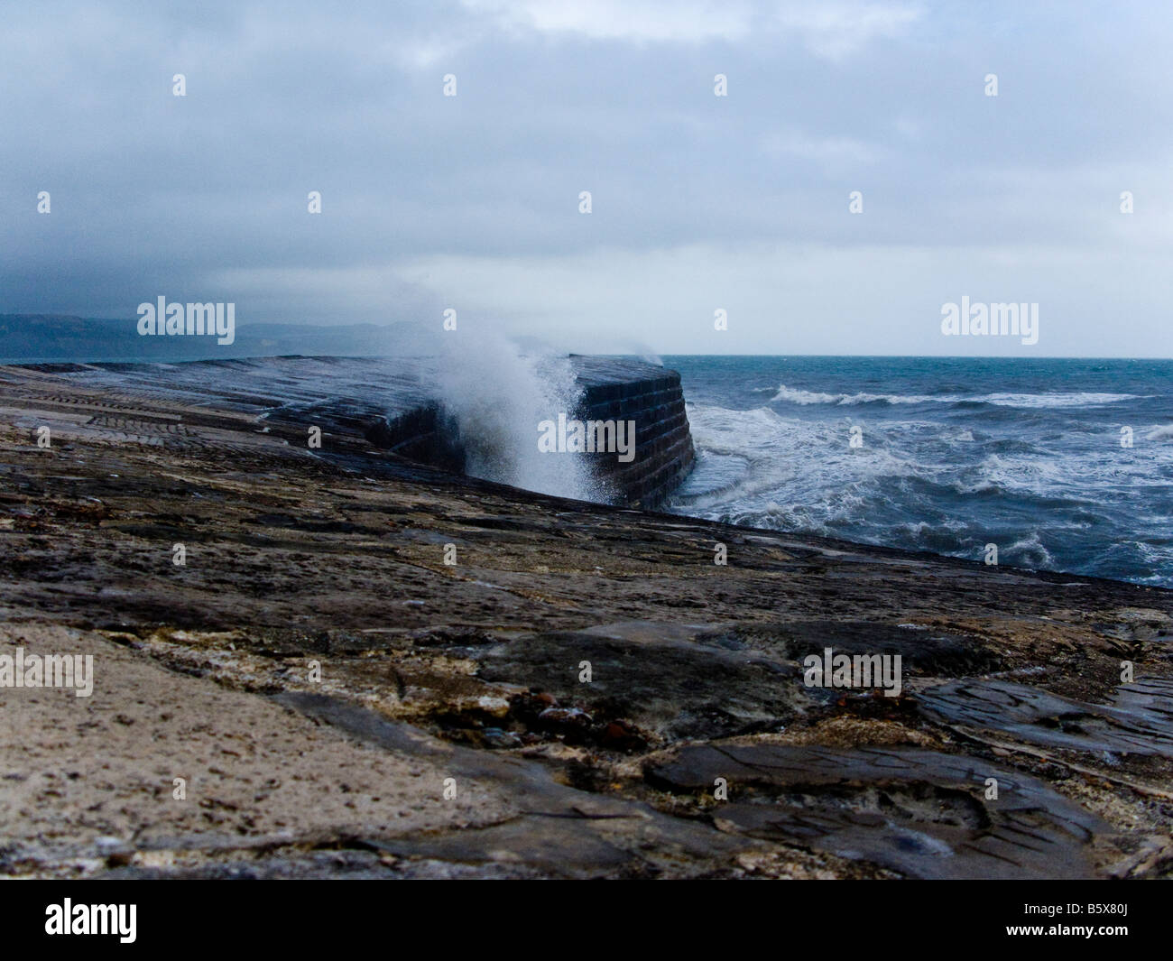 Lyme Regis Cobb su un giorno di tempesta Dorset Inghilterra Gran Bretagna Regno Unito Regno Unito Europa UE Foto Stock