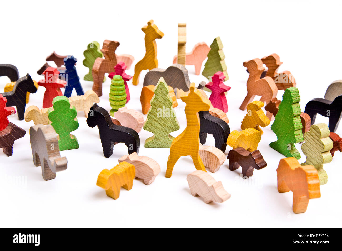 In legno colorato giocattoli per bambini animali e alberi su sfondo bianco Foto Stock