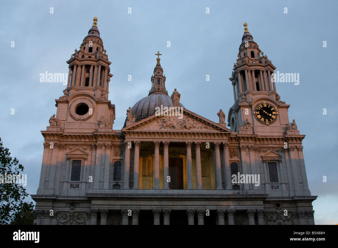 St Pauls Cathedral luce della sera fascade Londra Inghilterra Regno unito Gb Foto Stock