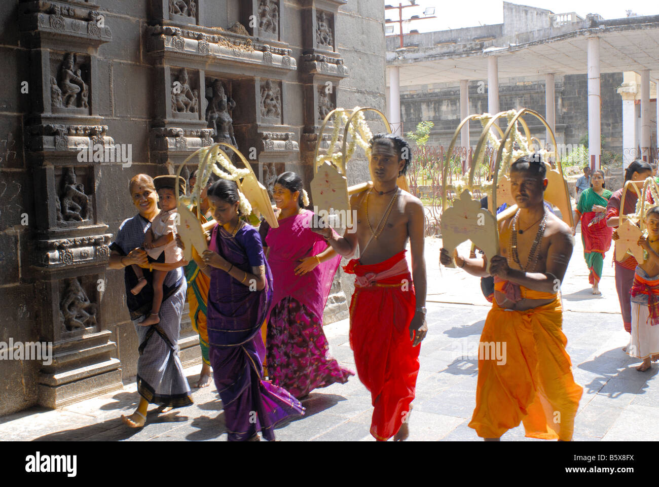 I DEVOTI DI CHIDAMBARAM TEMPIO DI TAMILNADU INDIA Foto Stock