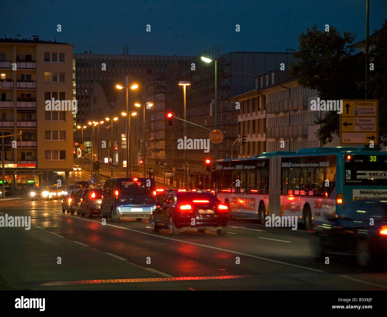 Street vicino a case con semaforo con bus e autovetture per la notte nel centro città di Francoforte am Main Hesse in Germania Foto Stock