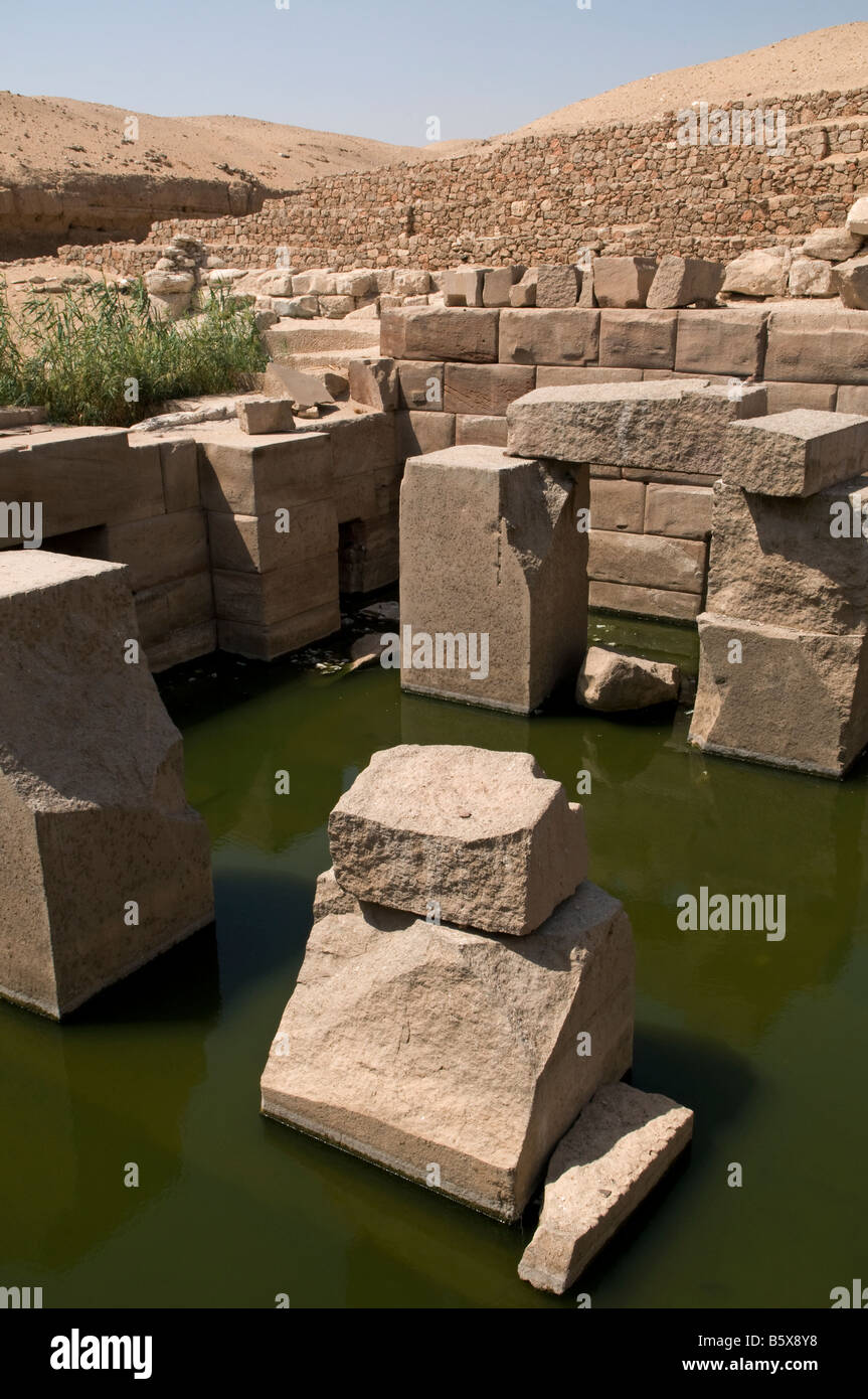 Blocchi monolitici del Osirion o Osireon antico tempio egiziano alla parte posteriore del tempio di Seti i in Abydos complesso tempio Egitto Foto Stock