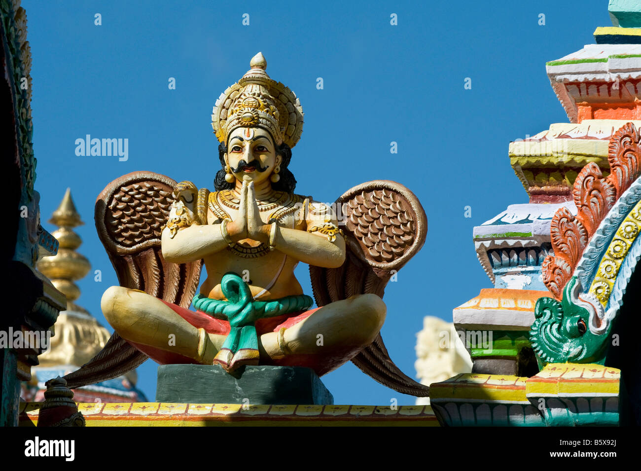 Divinità indù, Garuda, dipinta statua, sul Signore Lakshmi Narasimha Swamy tempio in Kadiri, Andhra Pradesh, India Foto Stock