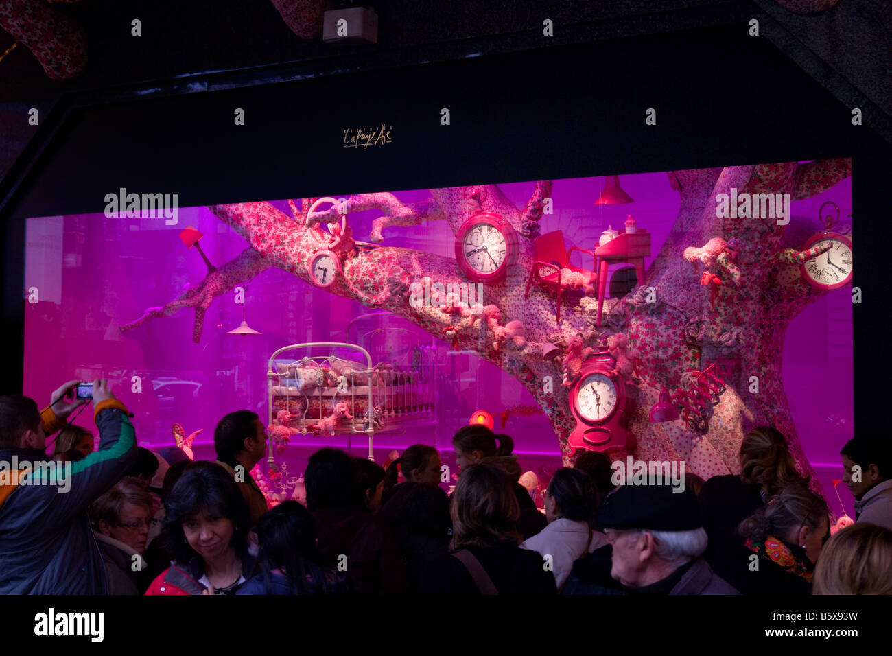 Natale la finestra di visualizzazione a grande magazzino Galeries Lafayette Paris Francia 2008 Foto Stock