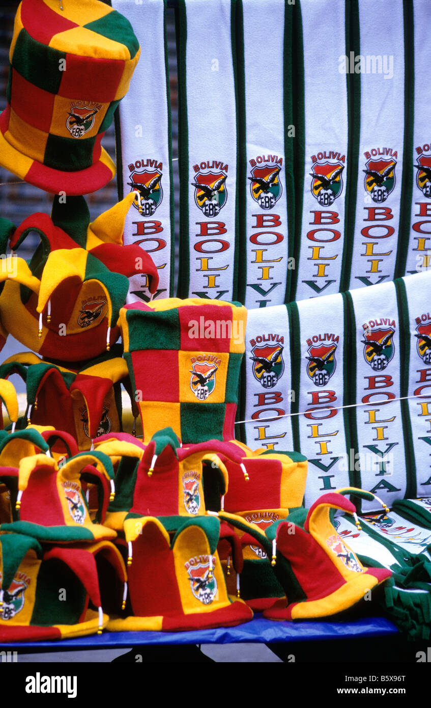 Cappelli e sciarpe della nazionale boliviana in vendita prima di una partita di calcio internazionale, la Paz, Bolivia Foto Stock