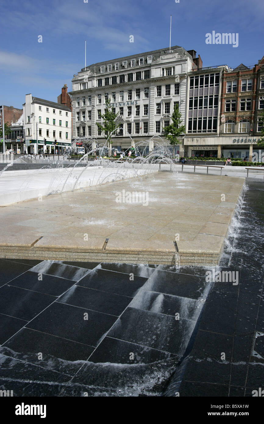 Città di Nottingham, Inghilterra. La Gustafson Porter ristrutturato Piazza del Mercato Vecchio fontana con Smithy fila in background Foto Stock