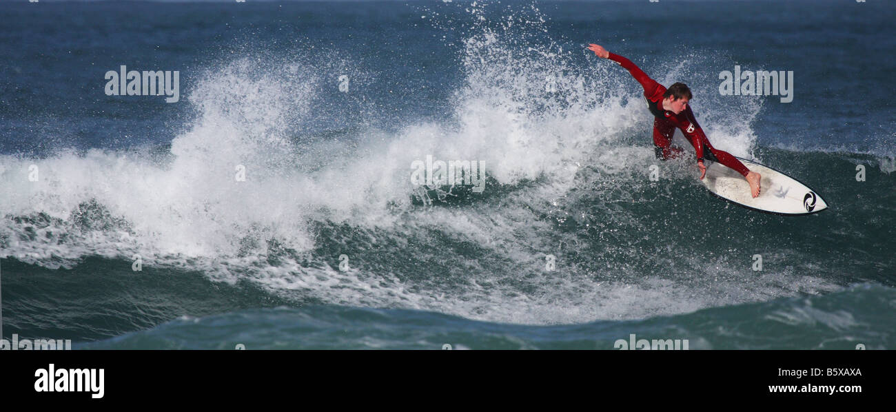 Navigare le onde a Newquay Cornwall un sport estremo Foto Stock