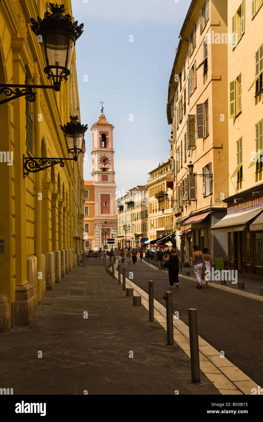 Vielle Ville del quartiere vecchio di Nizza Cote d Azur Francia torre dell Orologio in place du Palais Foto Stock