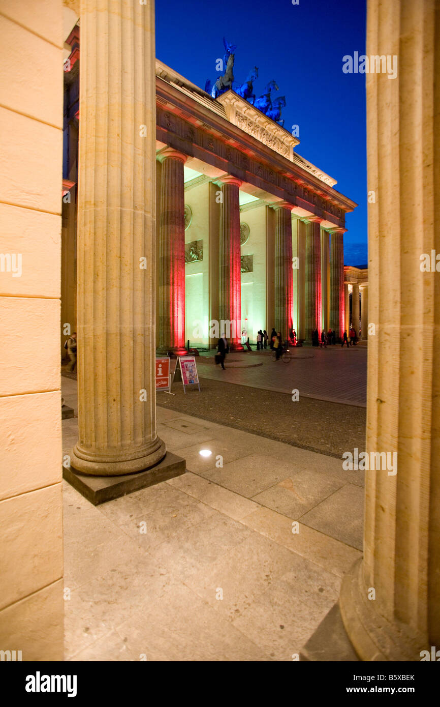 Vista famosa della città di Berlino includono la Porta di Brandeburgo con illuminazione colorata durante la festa delle luci Foto Stock