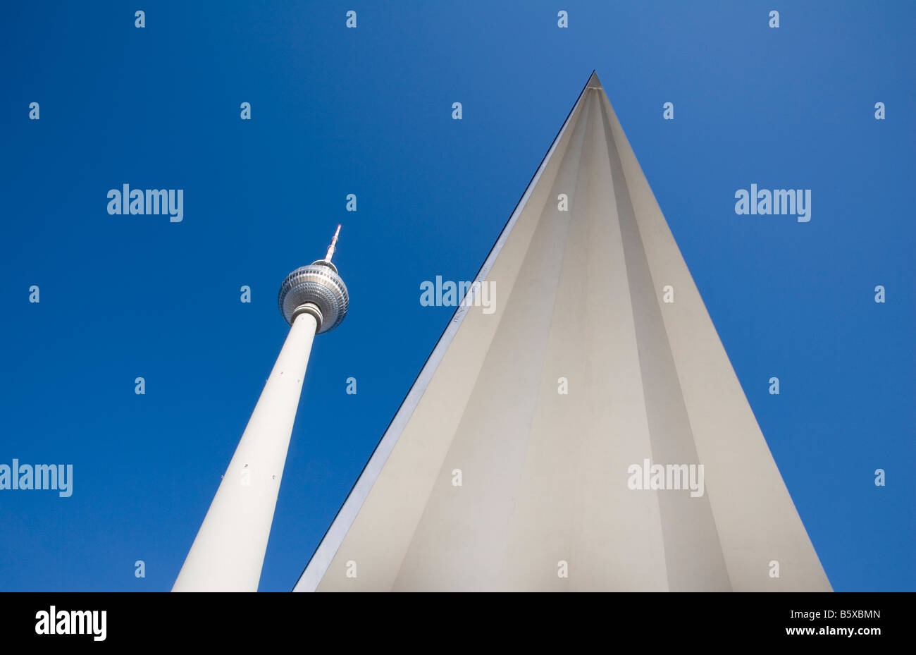 Vista famosa della città di Berlino la torre della TV ad Alexanderplatz Alexander s Square con la costruzione del tetto Foto Stock