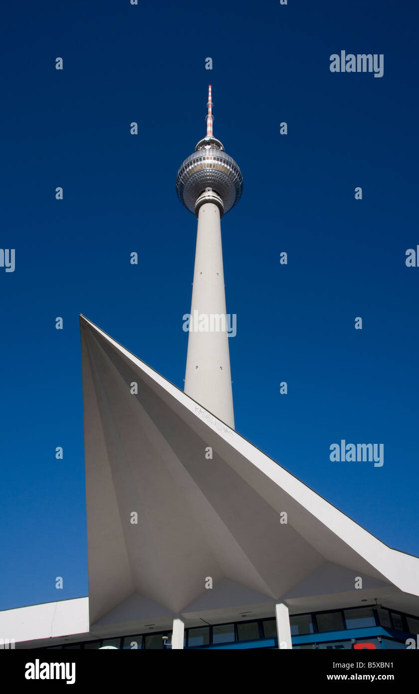 Vista famosa della città di Berlino la torre della TV ad Alexanderplatz Alexander s Square con la costruzione del tetto Foto Stock