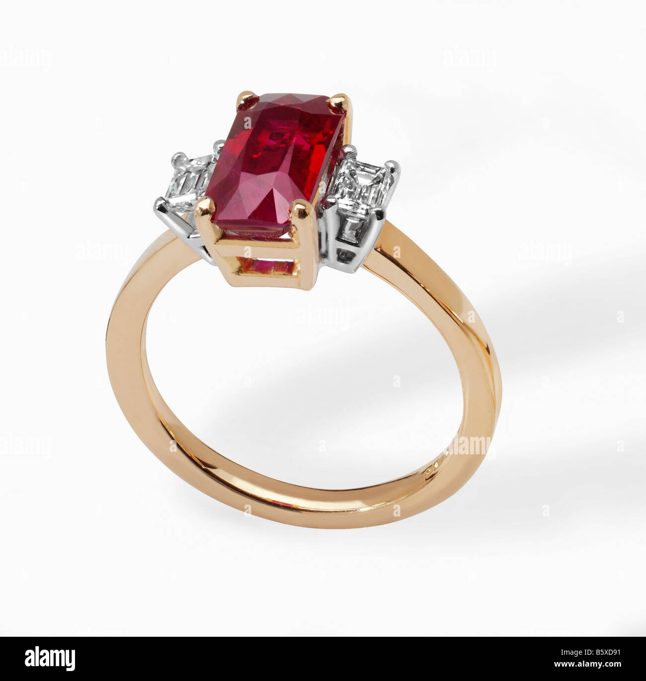 Ruby e il diamante anello di fidanzamento impostato in oro 18ct Foto Stock