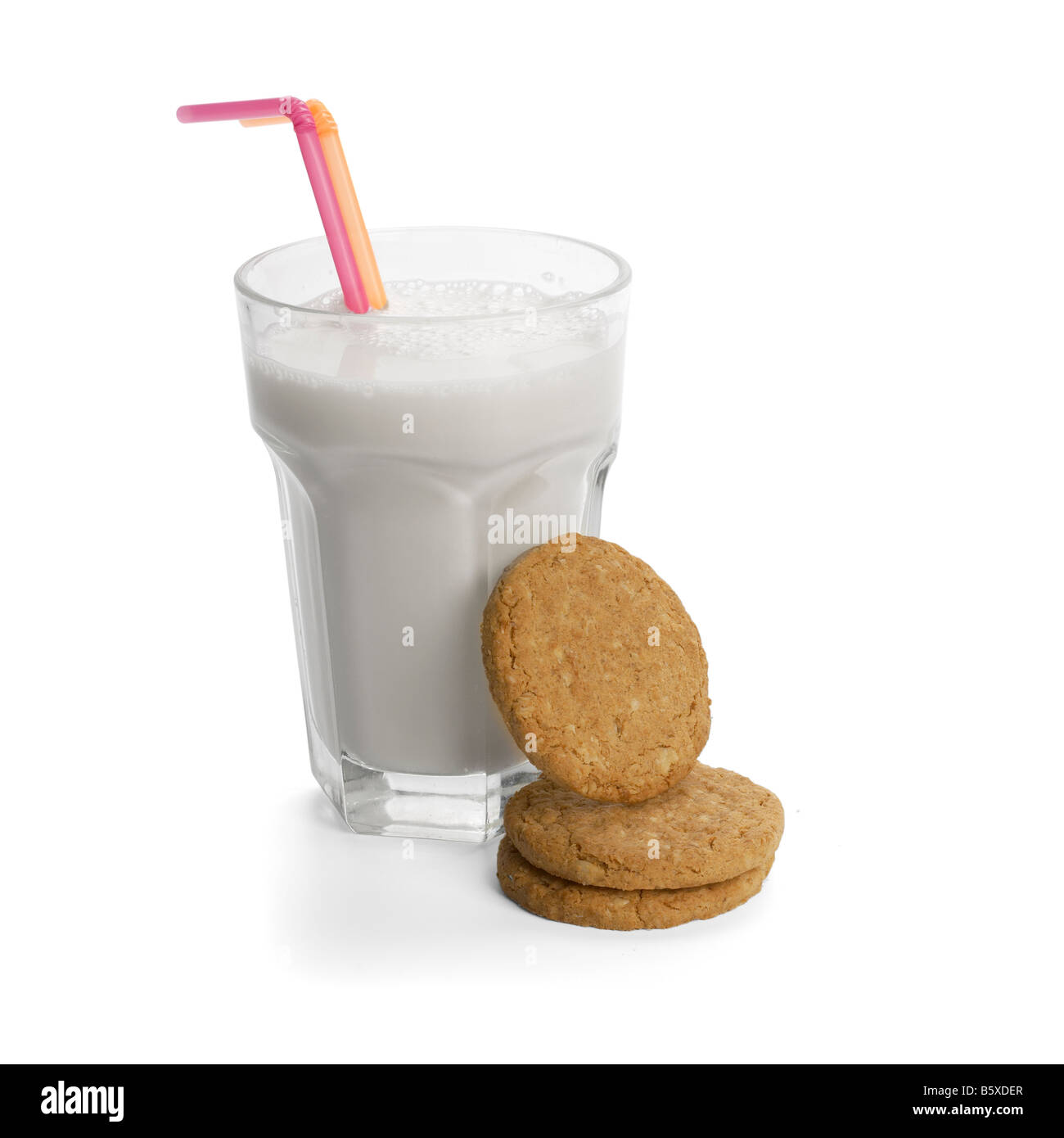 Un bicchiere di latte con i cookie Foto Stock