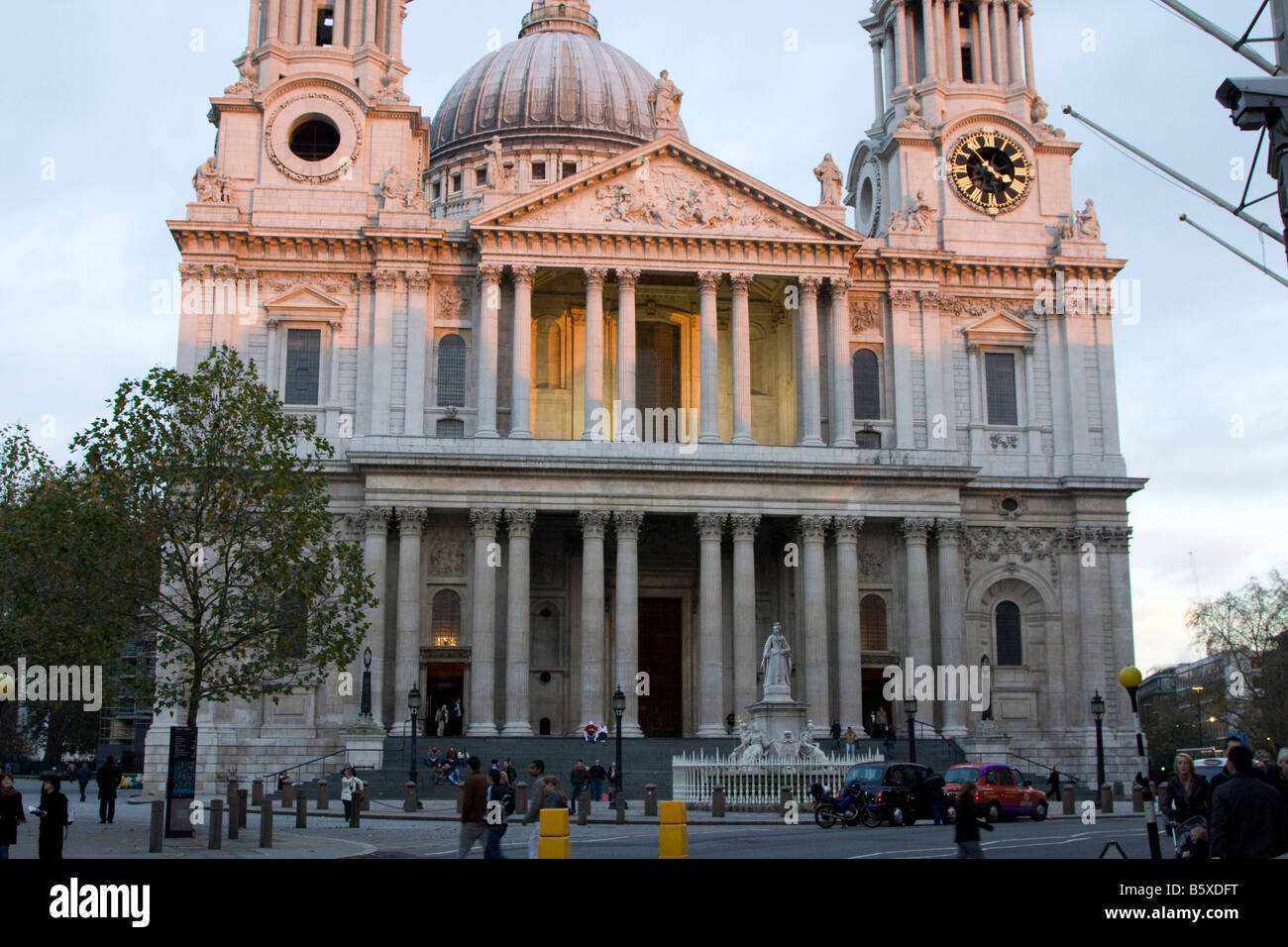 St Pauls Cathedral luce della sera fascade Londra Inghilterra Regno unito Gb Foto Stock