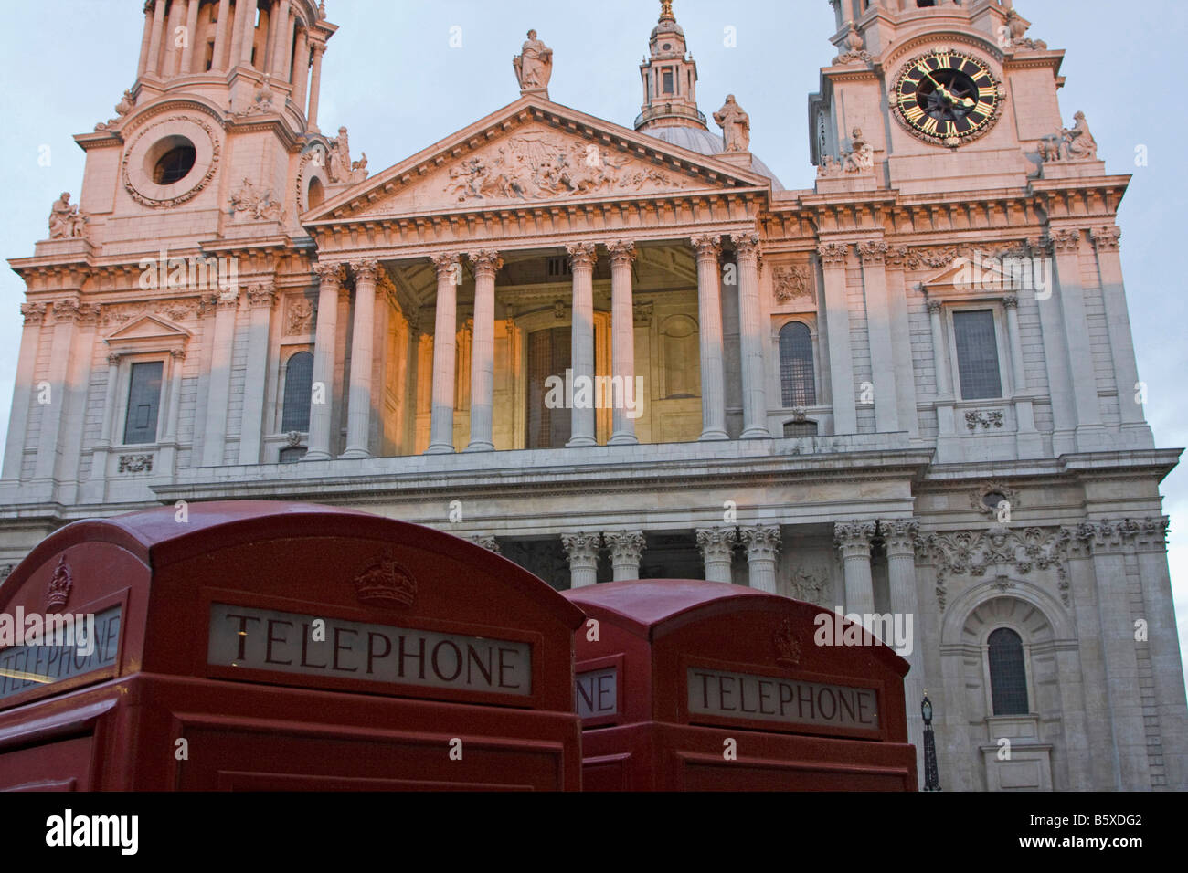 St Pauls Cathedral cabine telefoniche rosse Londra Inghilterra Regno unito Gb Foto Stock