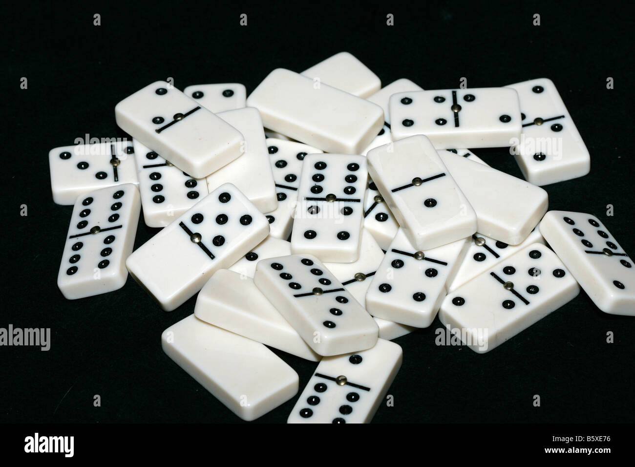 Domino tutti insieme in una pila Foto Stock