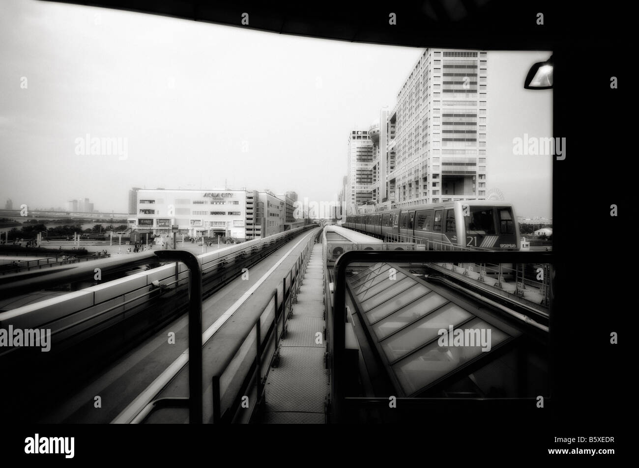 Le vie della guida automatizzata transit train (Linea di Yurikamome) come visto da di Daiba Stazione della Metropolitana. Isola di Odaiba. Baia di Tokio. Il Giappone. Foto Stock