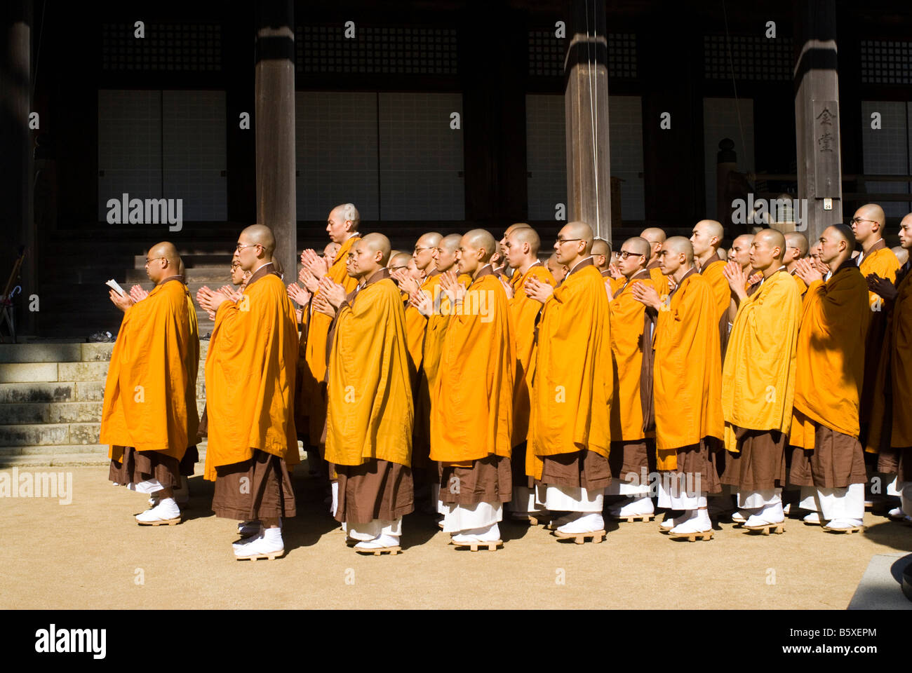 Buddisti monaci shingon pregare in Danjo Garan Monastero Complesso KOYASAN in Giappone Foto Stock