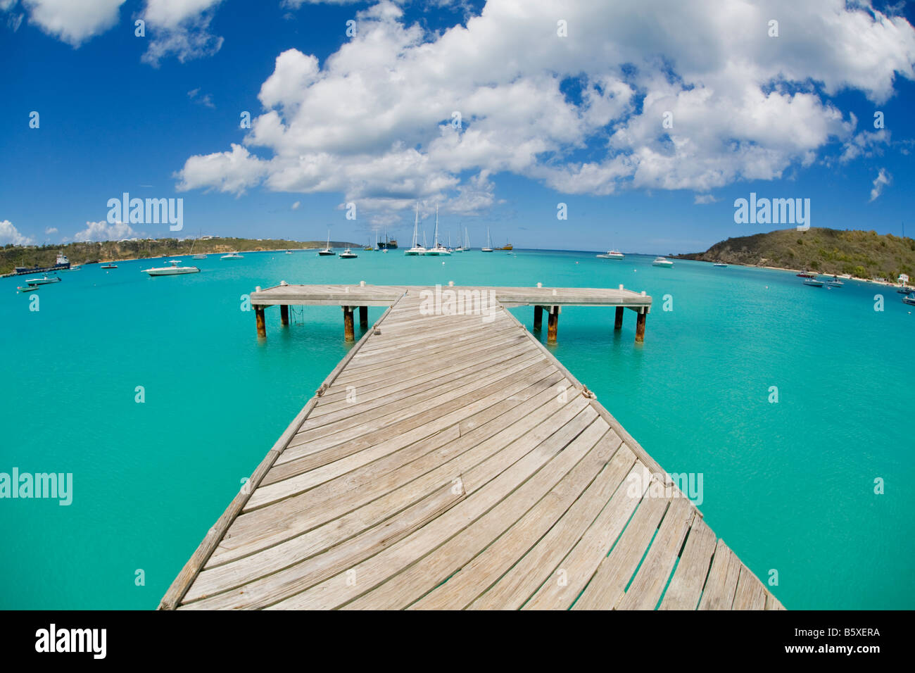 Pubblica sul dock Road Bay in suolo sabbioso area sull'isola caraibica di Anguilla nel British West Indies Foto Stock