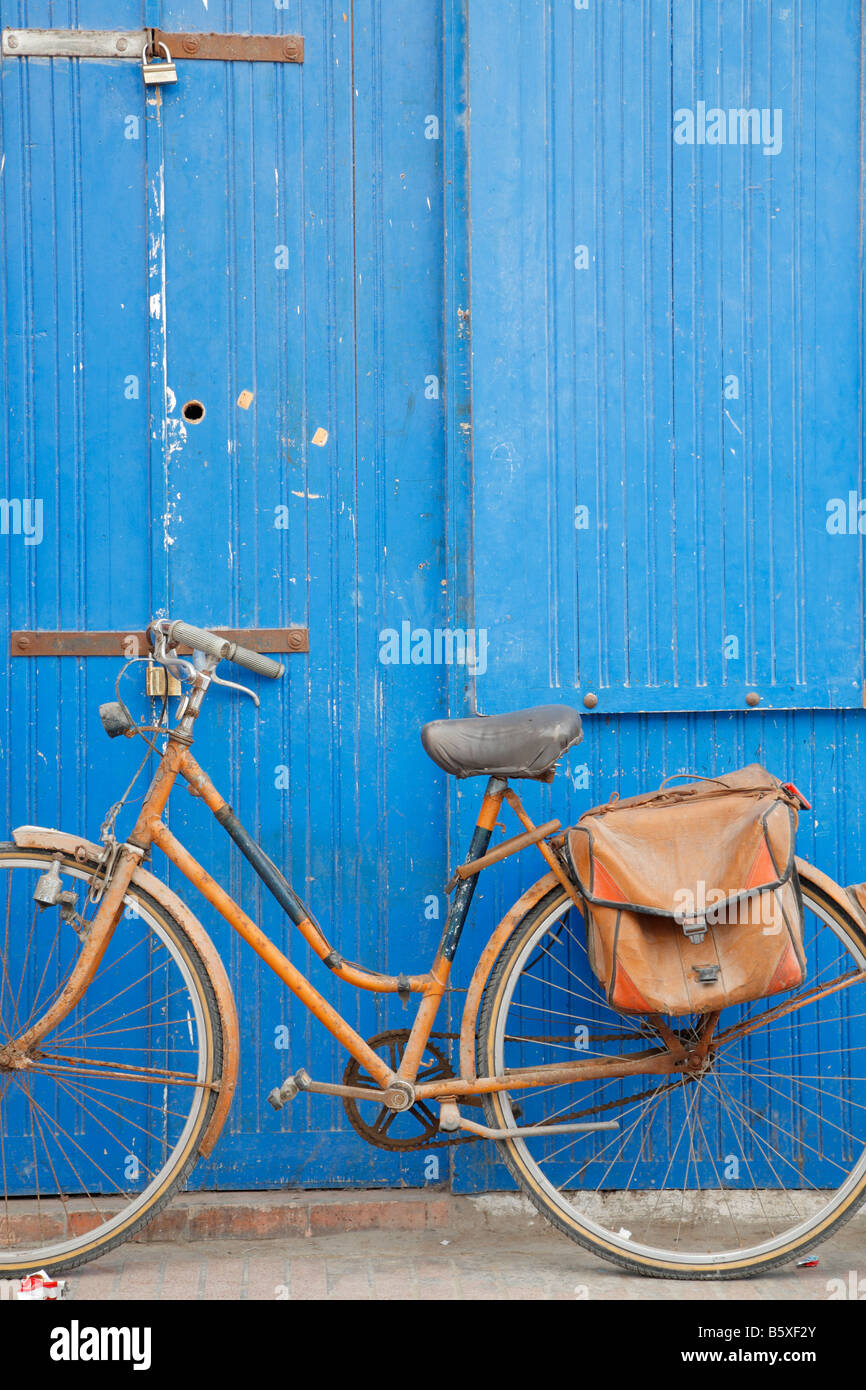 Bicicletta e il Blue Door, Essaouira, Marocco Foto Stock