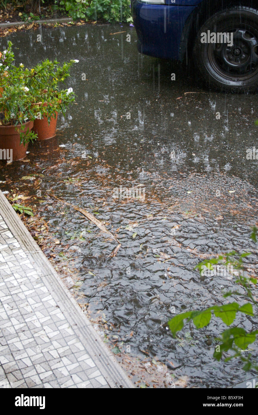Heavy Rain al di fuori di una casa in Irlanda le inondazioni nel viale di accesso Foto Stock
