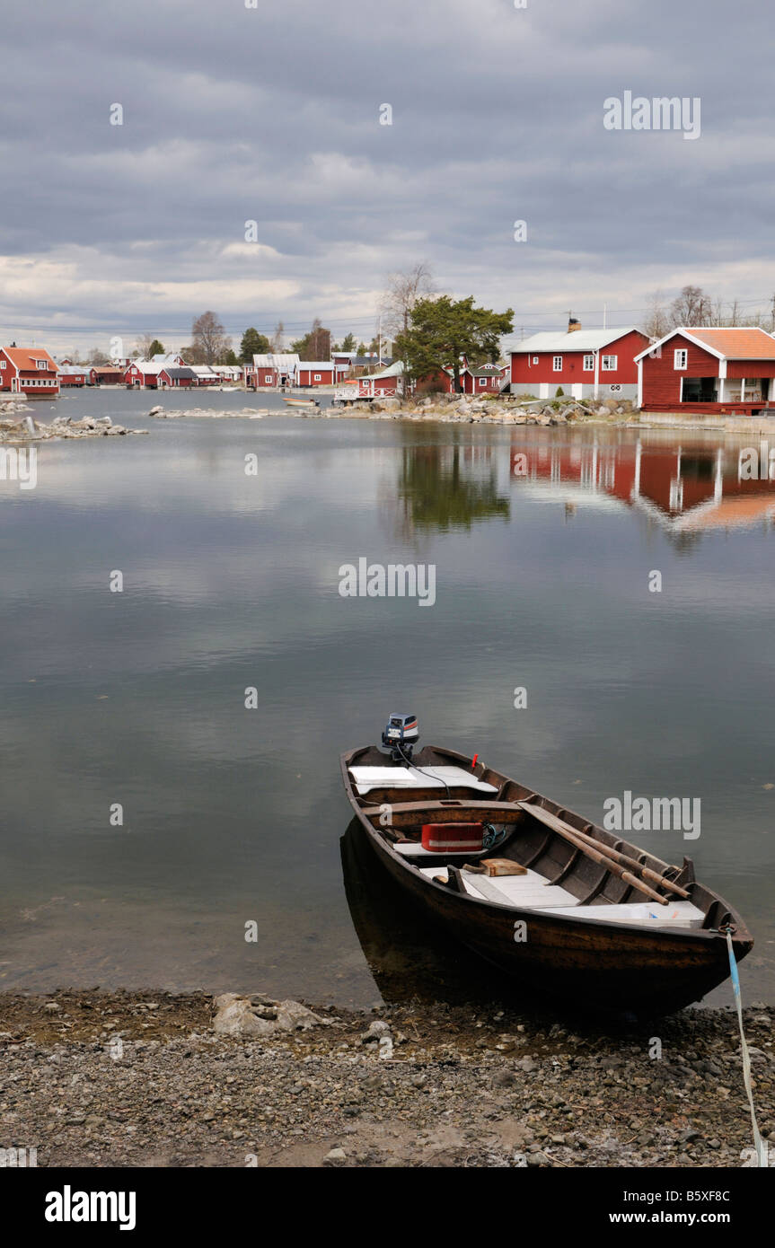 Villaggio di Pescatori Kuggorarna e barche da pesca Halsingland Svezia Maggio 2008 Foto Stock