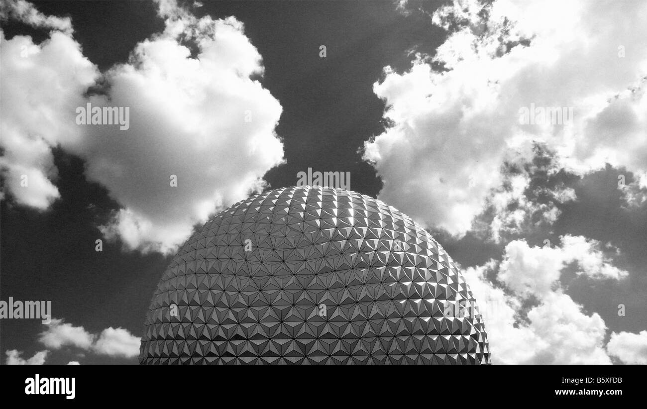Architettura geometrica cupola contro cielo velato. Foto Stock
