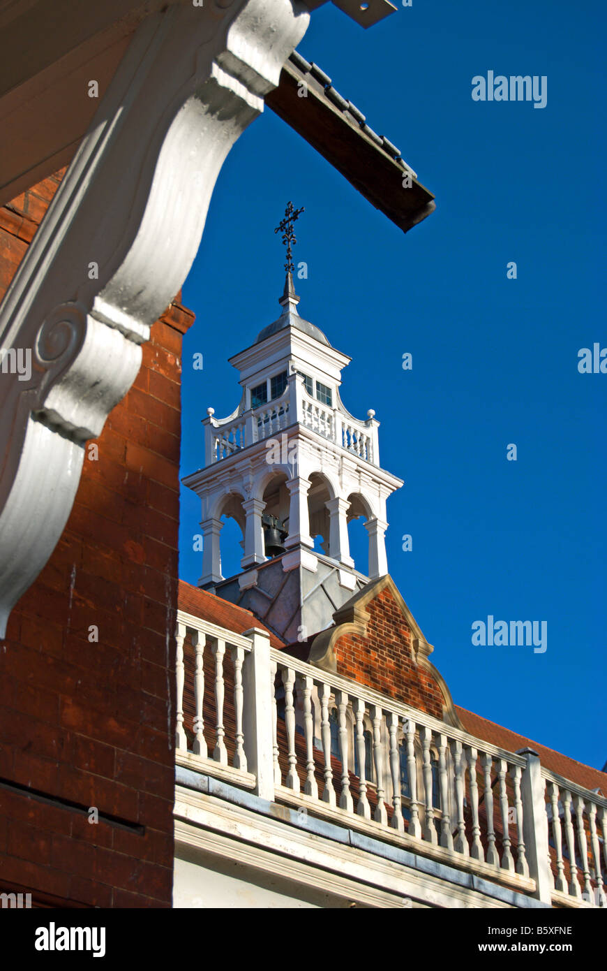 Dettagli degli esterni della chiesa di San Michele e tutti gli angeli, Bedford Park, Chiswick, Londra, Inghilterra Foto Stock