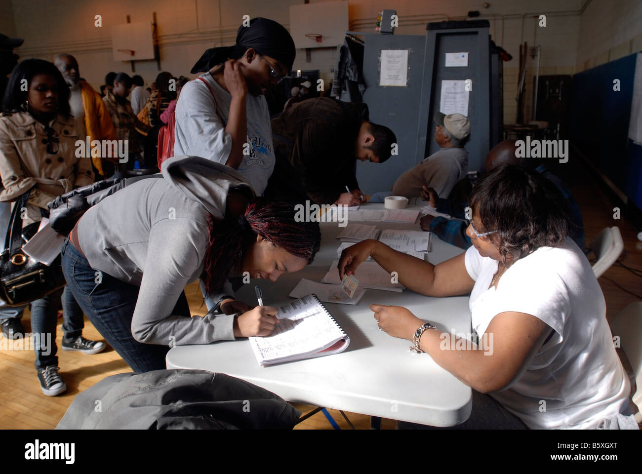 Gli elettori in Harlem quartiere di New York il giorno delle elezioni martedì 4 novembre 2008 Richard B Levine Foto Stock