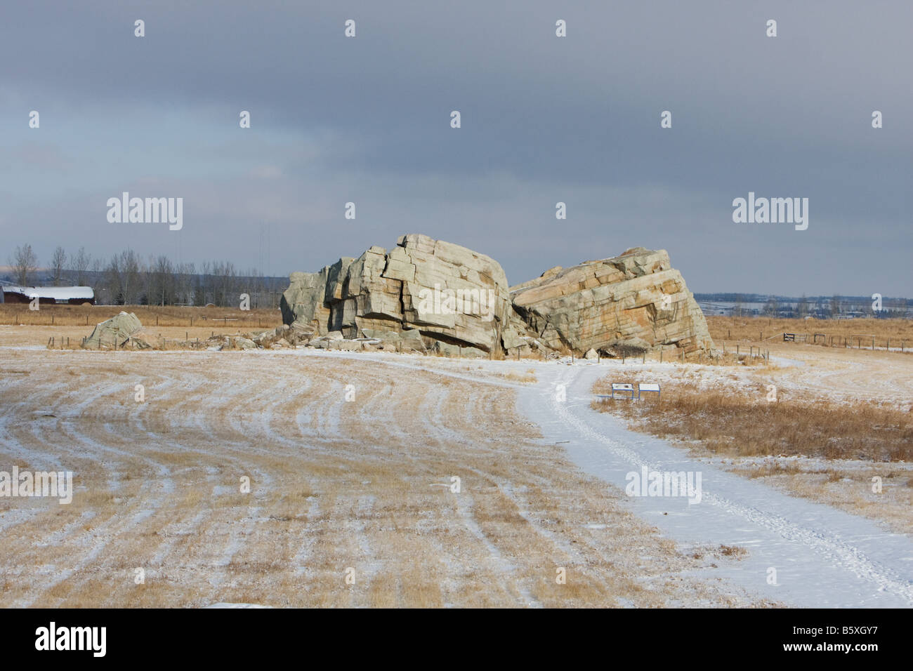 Il più grande glaciale di roccia irregolare nel mondo situato nei pressi di Okotoks Alberta Canada. Foto Stock