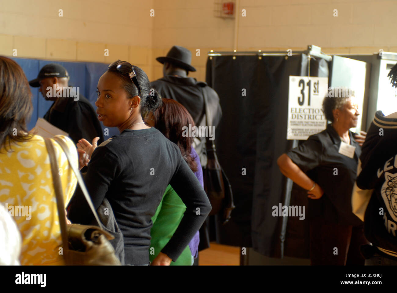 Gli elettori in Harlem quartiere di New York il giorno delle elezioni martedì 4 novembre 2008 Richard B Levine Foto Stock
