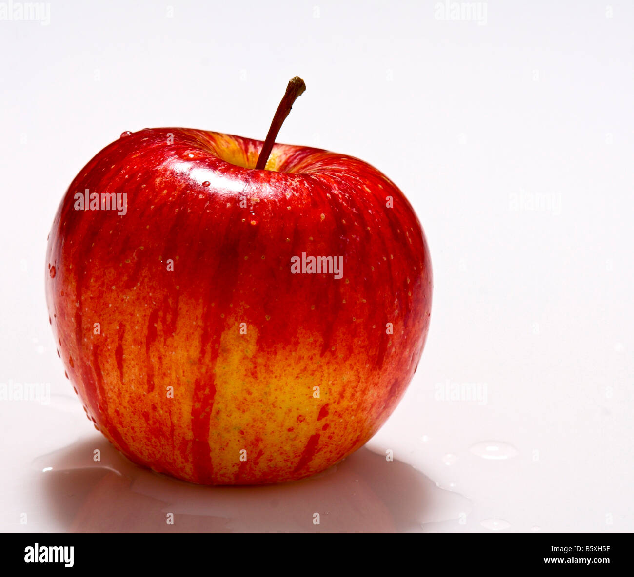 Bella immagine di apple rosso su sfondo bianco Foto Stock